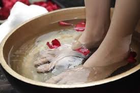Setelah kaki kering, beri lotion khusus kaki secara. Sederhana Ternyata Rendam Kaki Di Dalam Air Hangat Yang Diberi Garam Punya Banyak Khasiat Semua Halaman Kids