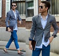 Pantalon gris foncé avec motifs animal marque h&m taille 36 en très bon état composition : Le Blazer Homme Se Porte Avec Un Jean Et Avec Une Tres Grande Assurance