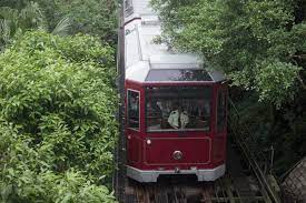 乘搭計程車（的士）﹕ 在花園道33號聖約翰大廈下車。 領事館就在斜對面。 乘搭地鐵﹕ 在中環站由j2出口（只供樓梯）或乘搭升降機到路面。 如果從j2出口，請按照指示前往山頂纜車站。 領事館就在山頂纜車站的斜對面。 如果在中環站乘搭升降機，到了路面，你會面向畢打街。 請沿畢打. å±±é ‚çºœè»Šä¸‹æœˆèµ·åŠ åƒ¹æˆäººå–®ç¨‹åŠ 4å…ƒ é¦™æ¸¯01 ç¤¾æœƒæ–°èž