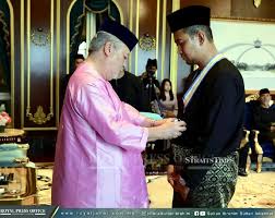 Sultan ibrahim sultan iskandar berkenan untuk melantik menteri besar johor yang baru pagi esok.menjunjung titah duli yang maha mulia tuanku, juga telah berkenan untuk melantik menteri bagaimanapun, kenyataan media itu tidak menyebutkan nama menteri besar johor yang baru. New Johor Mb Awarded Datukship From Johor Sultan