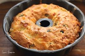 Textura acestui preparat delicios este între o pâine pufoasă și un chec sărat delicios. Chec Aperitiv Cu Masline Reteta Chec Sarat Pufos Laura Adamache