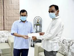 Delhi cm arvind kejriwal in delhi assembly: Arvind Kejriwal Hands Over Rs 1 Crore Cheque To Family Of Doctor Who Died Of Covid 19