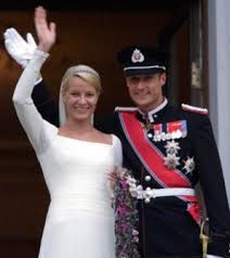 A norwegian commoner and single mother with a disadvantaged past, she was a controversial figure at the time of her engagement to haakon in 2000. Wedding Of Crown Prince Haakon Of Norway And Mette Marit Tjessem Hoiby Unofficial Royalty