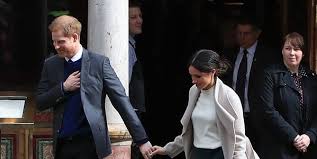 Die versammelten gäste verlassen die kapelle, um prinz harry und meghan bei der abfahrt zuzuschauen. Prinz Harry Und Meghan Markle Burgerliche Hochzeitsgaste Sollen Eigenes Picknick Mitbringen Kolner Stadt Anzeiger