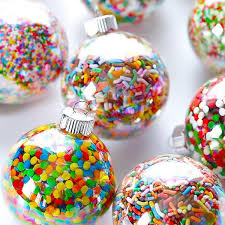 Kunterbunte Selbst Gemachte Weihnachtskugeln Voll Von Zuckerstreuse Selbstgemachtes Weihnachten Selbstgemachter Weihnachtsschmuck Leichte Weihnachtsbasteleien