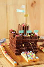 Gateau D Anniversaire Le Brownie Chateau Fort A Realiser En 20 Minutes Gateau Anniversaire Gateau Train Gateau
