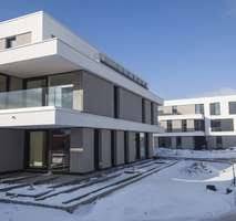 In einem der wohnzimmer befindet sich ein essbereich mit 4 stühlen. Neubau In Illertissen Neubauprojekte Bei Immowelt De