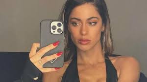 Tini Stoessel ya está en Qatar: la primera foto para apoyar a Rodrigo de  Paul