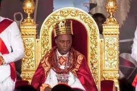 Olu of warri in tears as he worships god during coronation ceremony. Rdynp 0tk Fmym