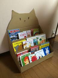 話題の段ボールで作る絵本棚を わずか30分で作ることができました 年末の大掃除シーズン おもちゃや絵本の片付けが０円でスッキリできちゃいます 今回は めちゃ簡単だった段ボール絵本ラック 手作り おもちゃ ダンボール 本棚 手作り 絵本棚