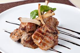 Cuocere l'agnello soffriggendolo dopo averlo infarinato, e proporlo a grandi e piccini. Costolette D Agnello Al Forno Benazzoli Wine Shop