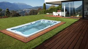 Outdoor whirlpool als beliebtes wellnessvergnügen. Swim Spa Der Perfekte Hybrid Aus Whirlpool Und Swimmingpool