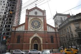 Corpul construcției este mărginit de două coloane înguste, înalte, terminate cu un vârf ascuțit, triunghiular. Catedrala Sfantul Iosif In Pericol De PrÄƒbuÈ™ire Stiri Pe Surse Cele Mai Noi Stiri