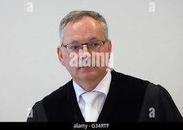 Coblence, Allemagne. 06Th Juin, 2016. Thomas Asmus, un avocat représentant  le bureau des achats de l'armée allemande, attend une audience afin de  commencer à la cour de district de Koblenz, Allemagne, 03