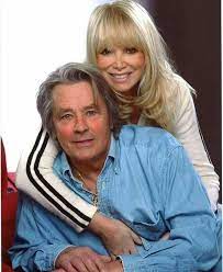 Seeking inspiration on a beach in nice, writer françois (claude brasseur, band of outsiders) meets the mysterious young widow peggy (mireille darc, weekend. Alain Delon Et Mireille Darc Actrice Delon Celebrites