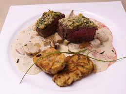 Rindersteak Mit Krauterhaube An Laugentaler Und Steinpilzsauce Rezept Rezept Steinpilzsauce Rinder Steak Rindersteak