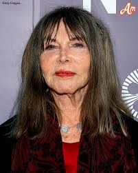 Sandy Boehm's Instagram, Twitter & Facebook