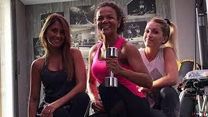 Dos días después se desplazaron hasta ibiza para culminar las vacaciones junto a sus amigos luis suárez y sofía balbi; Asi Se Ponen En Forma Antonela Roccuzzo Y Sofia Balbi