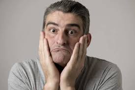 Joven deprimido perdido en la tristeza y el dolor sosteniendo papel con  sonriente en su boca en concepto de depresión — Foto de stock #60646585 ©  focuspocusltd