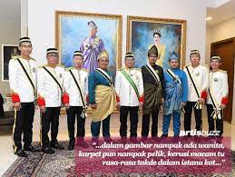 He was released at the central seberang prai district police headquarters on sunday. Tarikh Dapat Datuk Tak Ingat Kantoi Ambil Gambar Bukan Dalam Istana Boy Iman Dikecam Netizen Tehpanas