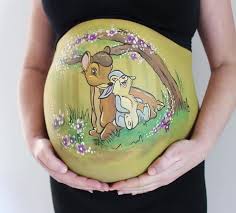 Junge Schwangere Frau Und Ihr Grosser Bemalter Babybauch Ein Bild Mit Einer Grauen Hase Und Bambi Ein Baum Mit Vie Babybauch Bemalen Babybauch Bauch Malereien