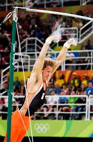 Epke zonderland loopt zo goed als zeker de olympische finale op de rekstok mis. Epke Zonderland Valt Tijdens Rekstokfinale In Rio Ew