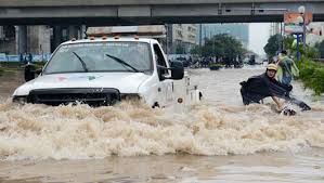 Kết quả hình ảnh cho đi xe máy ô tô trời mưa