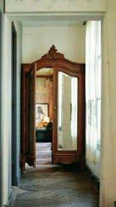 Diy Creer Une Porte Avec Une Ancienne Armoire Floriane Lemarie Maison Chambre Secrete Amenagement Maison