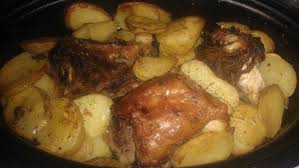 Pečeni krompir s mesom Meso (junetina s kostima) Krompir Ulje, so, vegeta,  biber Meso skuhati u slanoj vodi, (moze i ranije pa ga drzati u frizideru,a  moze se i u zamrzivac pa