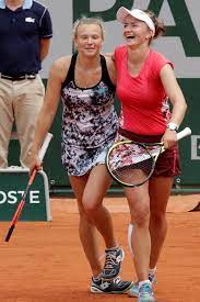 Online reportáž sledujte živě na isport.cz. Galerie Parada Siniakova A Krejcikova Ovladly Finale A Maji Grandslamovy Titul Foto 4 Isport Cz