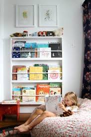 Nah, gimana sih cara merawat buku yang kita punya? 5 Tips Menata Lemari Buku Untuk Perpustakaan Kecil Di Rumah