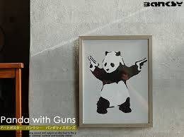 バンクシー 《ラヴ・イズ・イン・ジ・エア》 love is in the air （部分） 2006年 個人蔵 「モンキー・マスクのバンクシー 」 monkey mask session (tag) （部分） 2003年 個人蔵 © photographed by james pfaff ã‚¢ãƒ¼ãƒˆãƒã‚¹ã‚¿ãƒ¼ Banksy ãƒãƒ³ã‚¯ã‚·ãƒ¼ Panda With Guns åŒ—æ¬§ ãƒ´ã‚£ãƒ³ãƒ†ãƒ¼ã‚¸ã‚¤ãƒ³ãƒ†ãƒªã‚¢ å®¶å…·é€šè²© Kirario ã‚­ãƒ©ãƒªã‚ª