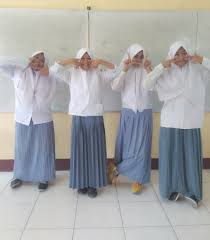 Sebuah Kolam Air Mancur Berbentuk Lingkaran Yang Kelilingnya 44 M Sekeliling Kolam Brainly Co Id