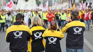 Wir streiken deshalb, weil die firma unsere gehälter nicht verbessert hat. Brief Und Paketzusteller Der Post Streiken In Berlin Rbb24
