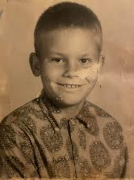 Can someone edit hospital background from photo?