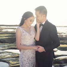 Mencari ide foto prewed ?? 13 Foto Prewed Romantis Ala Seleb Yang Gak Banyak Properti