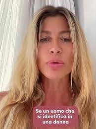 Usa, l'esilarante video di una donna alle prese con la pompa di benzina.  Chi ne uscirà vincitore?