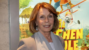 Her awards include three bambi. Simon Verhoeven Widmet Mama Senta Berger Ruhrende Zeilen Promiflash De