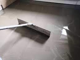 Für böden wird oft ein spezieller estrichbeton verwendet, der sich aus zement, verschiedenen gesteinsmehlen und körnungen, eventuell farbpigmenten, schwindreduzierer und faserbewehrung zusammensetzt. Beton Abziehen Diese Vorteile Entstehen Dadurch