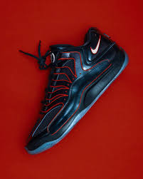 Kevin Durant debuted his Paris Saint-Germain-inspired Nike KD 18 PE against the Spurs ⚽️🏀 The PE celebrates KD's partnership with PSG as a minority stake holder 🤝 @nicekickshoops 📸: @uninstructedvision