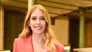 A dedicação para deixar o dia de alguém mais feliz, a irmã da menina e os vizinhos a aplaudirem. Tvi E Sic Cancelam Programas De Entretenimento De Domingo Apos Morte De Sara Carreira Atualidade Correio Da Manha