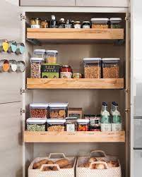 vorratsschrank in der kuche einraumen small kitchen storage small kitchen organization small kitchen