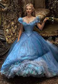 Lily james is an english actress, voiceover artist, and theatre artist who is best known for her roles like lady rose aldridge née macclare in downton abbey, cinderella in cinderella. Lily Collins Co Stars Als Disney Prinzessinnen Gala De
