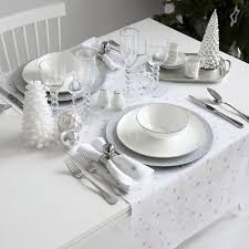Christmas table decoration ideas that will help you think outside the gift wrap box. Quelles Sont Les Couleurs De Noel 2020 Decouvrez Notre Palette Xmas Table Decorations Zara Home Table Silver Table Settings