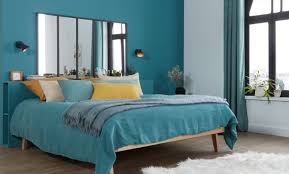 Tendance Deco Atelier Dans Cette Chambre Parentale Avec Ce Magnifique Miroir Effet Verriere D Atelier On Retrou Castorama Coussin Colore Miroir Effet Verriere