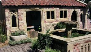 Gartengestaltung Mit Brunnen Aus Stein Wasserspiel Eine Schone Gartenruine Dient Gartenhaus Bauerngarten Gartengestaltung Gartenhaus