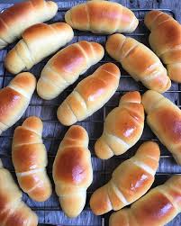 Ini cara membuat roti sederhana yang bisa kamu coba di rumah. Cara Membuat Butter Rolls Roti Mentega Gulung Super Lembut