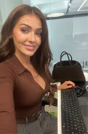 Vicky Holloway's Instagram, Twitter & Facebook