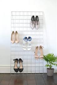 Grâce à notre gamme de commode à chaussures, armoire à chaussures, étagère ou colonne , fini les chaussures éparpillés partout dans la maison. Diy 18 Idees Pour Fabriquer Un Meuble A Chaussures