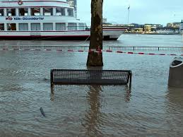 Trotzdem nehmen viele kölner die gefahr nicht ernst, meint riku vogt, der ehem. Koln Koln Schifffahrt Eingestellt Der Rhein Ist Uber 8 30 Meter Geklettert Rheinische Anzeigenblaetter De